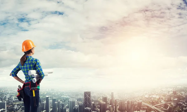 Ingegnere Donna Con Progetto Sul Paesaggio Urbano Moderno — Foto Stock