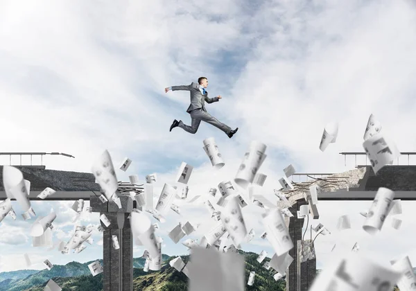 Geschäftsmann Springt Über Brücke Zwischen Fliegenden Papieren Als Symbol Für — Stockfoto
