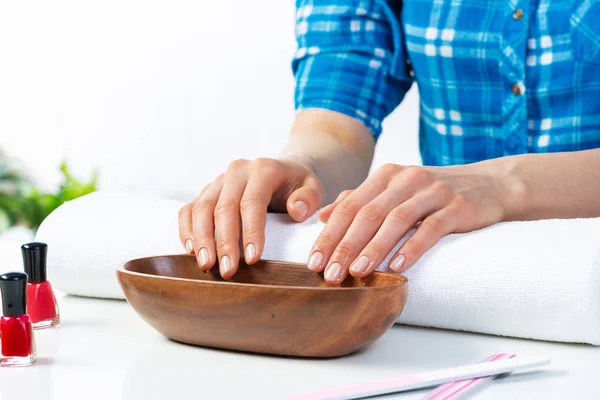 Frauenhände Auf Weißem Handtuch Liegend Maniküre Arbeitsplatz Mit Bunten Nagellackflaschen — Stockfoto