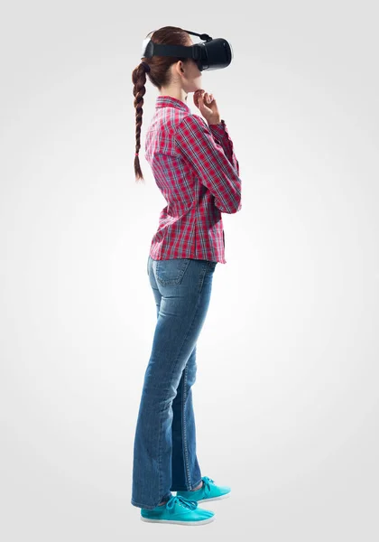 Giovane Donna Camicia Scacchi Jeans Con Casco Virtuale Donna Piedi — Foto Stock