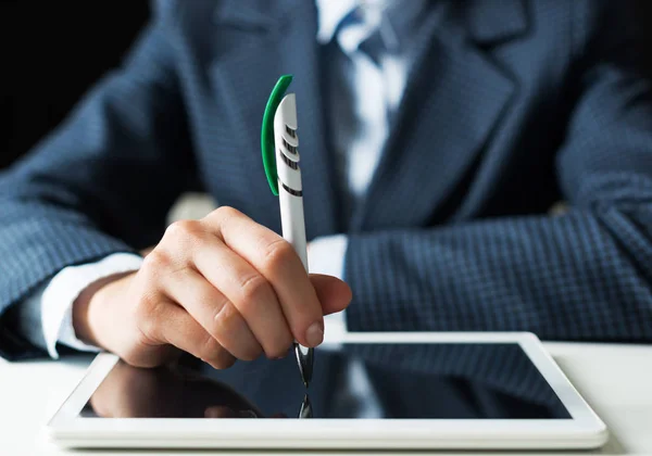 デジタルタブレットコンピュータを使用してビジネススーツの男 男性の手持ちペンとタブレットデバイスのクローズアップ 職場のビジネスマン 業務におけるモバイルスマートデバイス — ストック写真