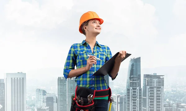 Der Junge Bauinspektor Überprüft Die Bausubstanz Freien Bauarbeiterin Mit Bollenhut — Stockfoto
