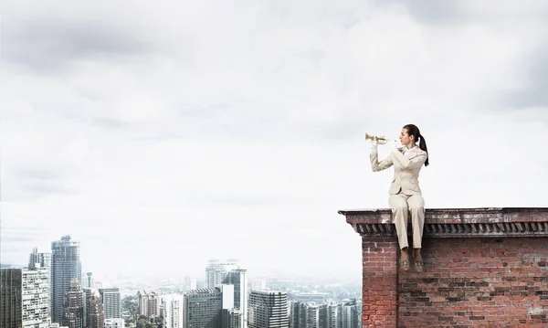 Elegantní Mladá Žena Hraje Trumpetu Okraji Střechy Dívka Bílém Obleku — Stock fotografie