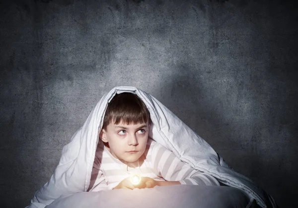 Испуганный Ребенок Фонариком Одеялом Испуганный Ребенок Лежит Дома Постели Страх — стоковое фото