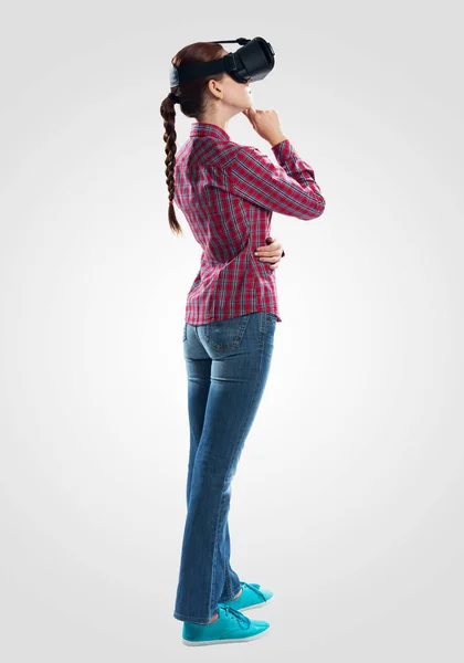 Jeune Femme Chemise Carreaux Jeans Portant Casque Virtuel Femme Debout — Photo