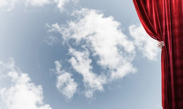 Mão Humana Abre Cortina Veludo Vermelho Fundo Céu Azul — Fotografia de Stock