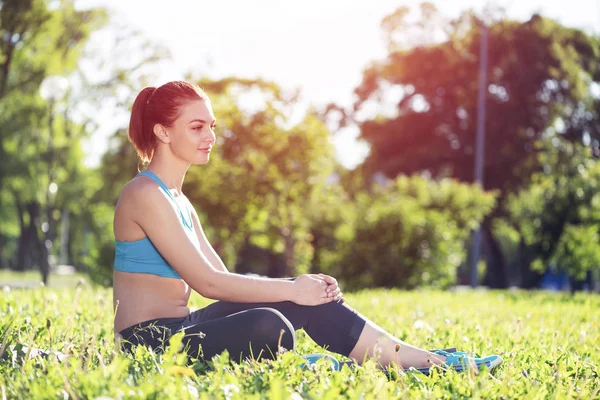 Menina Sorridente Bonita Sportswear Relaxar Parque Jovem Com Sentado Grama — Fotografia de Stock