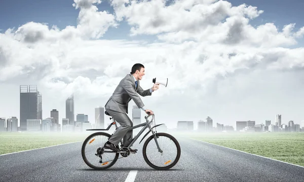 Geschäftsmann Mit Megafon Auf Dem Fahrrad Sonnigen Tagen Marketing Und — Stockfoto