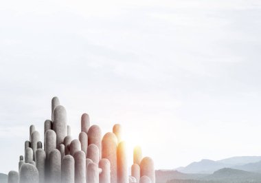 Açık havada, arka planda güzel manzaralı yüksek ve büyük taş sütunların görüntüsü. Duvar kağıdı, telif alanı olan arkaplan.