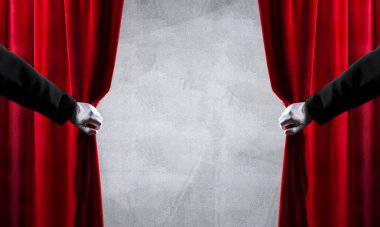 Beyaz eldiven açık kırmızı kadife perde elinde, yakın çekim