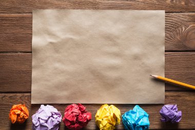 Buruşuk kahverengi kağıt levha ve kalem ahşap tablo