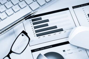 Klavye gözlüklü ve mali belgeleri masada olan iş yeri