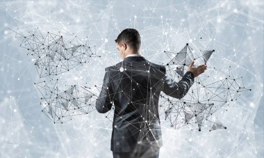 Çokgen şekilli soyut ağı gösteren belgeleri olan bir iş adamı. Takım elbiseli ve kravatlı bir girişimci. Profesyonel iş yardımı ve danışmanlık hizmeti.