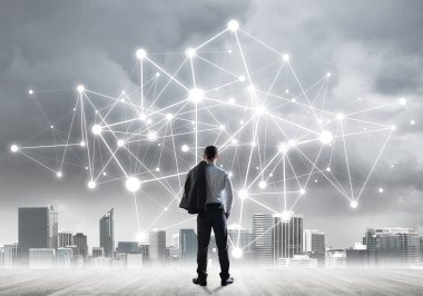 İşadamı arkasını kolluyor ve ağ çizimi kavramına bakıyor