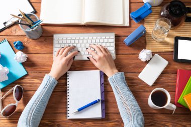 Bilgisayarda çalışan bir kadın vardı. İş araştırmaları ve eğitim. Kadın eli, kırtasiye ve bilgisayar klavyesi olan üst düzey ofis işyeri. Ofis sekreteri ya da kişisel asistanı.