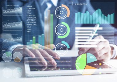 İş analitiğinde modern bilgi işlem. İşadamı el sanal ekrana dokunuyor. Çevrimiçi proje yönetimi ve iş zekası. İstatistik diyagramları görselleştirme ve finansal büyüme kavramı