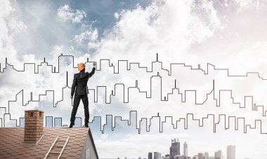 Mühendis, evinin çatısına geri döndü ve şehri çiziyor. Karışık ortam