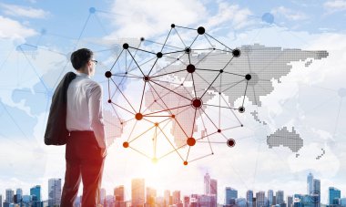 Omzunda ceketi olan genç ve zarif bir iş adamı başka tarafa bakıyor.