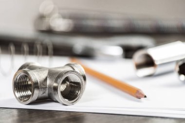 Hidrolik sistem için çelik su bağlantı parçaları ve bağlantıları. Sıhhi tesisat boru hattı yedek parçaları masaya döşeme. Banyo tamiri veya inşaatı için yeni ekipmanlar. Profesyonel sıhhi tesisat teknik servis