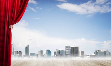 İnsan eli modern cityscape ve bulutlu gökyüzü kırmızı kadife perde açılır