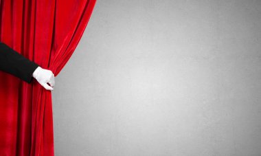 Beyaz eldiven açık kırmızı kadife perde elinde, yakın çekim