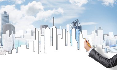 Kalem inşaat projesinde çalışan kadın tasarımcının eli