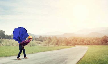 Sırtında kağıt top taşıyan inşaatçı.