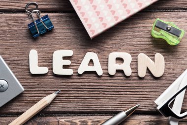 Ahşap yüzey üzerinde iş öğeleri ile çalışma alanı'nın Üstten Görünüm