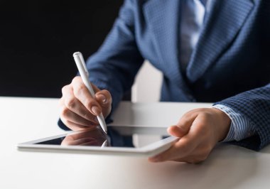 Tablet bilgisayar kullanarak iş elbisesi giyen adam. Kalem ve tablet aleti tutan erkek ellerinin yakın çekim. İşyerinde iş adamı. İş dünyasında mobil akıllı cihaz. Dijital teknoloji
