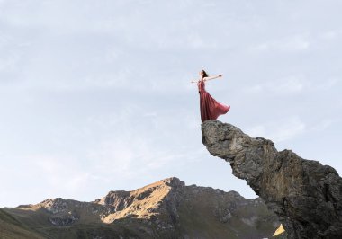 Genç çekici kadın rahatlatıcı yaz gün ayakta rock üstte