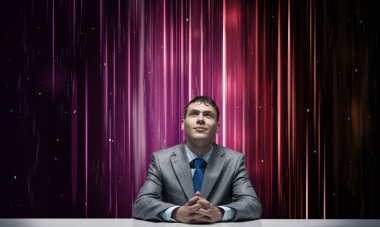 Gülümseyen adam ellerini kavuşturdu ve yukarı baktı..