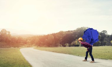 Sırtında kağıt top taşıyan inşaatçı.