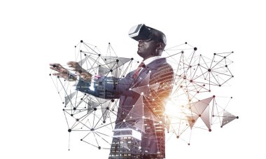 Sanal sistemle çalışan, VR kulaklık takan Afrikalı bir işadamı. Yeni gerçeklik modelliği ve tasarımı. Kullanılan sanal arayüz. Karışık ortam ve 3D nesneler. İş modeli simülasyon teknolojisi