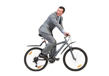 Bisikletli gri takım elbiseli genç adam. Bisiklet süren mutlu iş adamı. Beyaz arka planda yalnız başına geriye bakan yakışıklı bir bisikletçi. Çevre dostu kişisel araç iş konseptine.