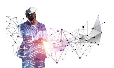 VR kulaklık takan Afrikalı işadamı fütüristik arayüz kullanıyor. Karışık ortam ve 3D nesneler. İş modeli simülasyonu ve yönetimi. Karışık ortam ve 3D nesneler. Sosyal ağ bağlantı modeli