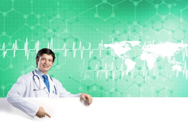 Genç, yakışıklı doktor elinde beyaz boş afiş tutuyor. Metninizi yerleştirin