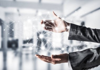 Arka plan üzerinde office manzaralı elinde beyaz sosyal medya ağ yapısını koruma kıyafetli bir iş kadını. Karışık teknik.