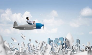 Havacı şapkalı işadamı ve şehir merkezinin üzerinde pervane lijör kullanan gözlük. Gökdelenlerin arka planına düşen kağıtlar. Komik adam küçük bir uçakta eğleniyor. Bulutlarla mavi gökyüzü.