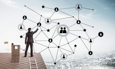 Delikanlı çatıda dikiliyor ve bağlantı hatları çiziyor. Karışık ortam