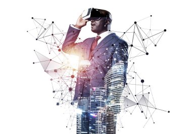 Gözlük takan Afrikalı işadamı sanal gerçekliği keşfediyor. Siyah adam ayakta ve kulaklığa dokunuyor. Beyaz arka planda resmi giyinmiş stüdyo fotoğrafçısı. Sanal eğlence