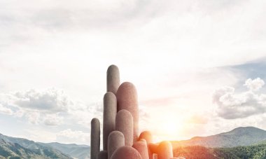 Açık havada, arka planda güzel manzaralı yüksek ve büyük taş sütunların görüntüsü. Duvar kağıdı, telif alanı olan arkaplan.