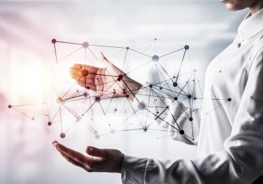 Gömlek siyah sosyal medya office profili ve arka plan üzerinde güneş ışığı ile ellerde ağ yapısını koruma iş kadını. Karışık teknik.