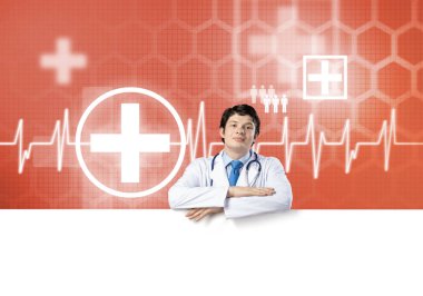 Genç, yakışıklı doktor elinde beyaz boş afiş tutuyor. Metninizi yerleştirin