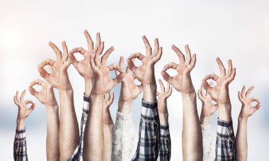 İyi bir jest gösteren bir sıra adam eli. Anlaşma ve onay işareti grubu. İnsan elleri, açık bulanık arka planda gesturing. Birçok kol birlikte kaldırdı ve mevcut popüler jest.