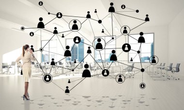 Şık iş kadını modern ofis cep telefonu ve sosyal bağlantı kavramı konuşuyor. Karışık teknik