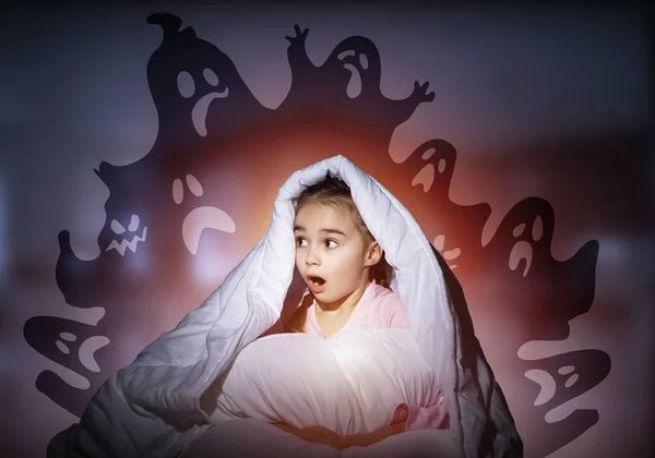 Hayali Hayaletlerden Battaniyenin Altına Saklanan Heyecanlı Kız Evde Yatağında Oturan — Stok fotoğraf