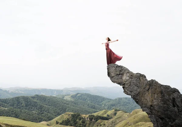 Genç Çekici Kadın Rahatlatıcı Yaz Gün Ayakta Rock Üstte — Stok fotoğraf