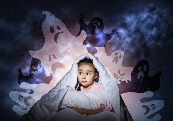 Przerażona Dziewczyna Ukrywa Się Pod Kocem Startled Dziecko Siedzi Łóżku — Zdjęcie stockowe