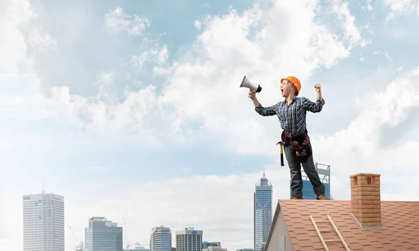 Mujer Expresiva Casco Seguridad Ropa Trabajo Gritando Megáfono Joven Trabajador — Foto de Stock