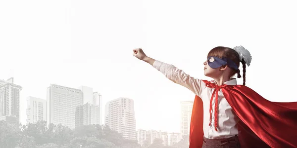 Kleines Selbstbewusstes Kind Maske Und Umhang Spielt Coolen Superhelden — Stockfoto